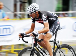 Tragiczny wypadek kolarza. Zmiażdżyły go drzwi od garażu