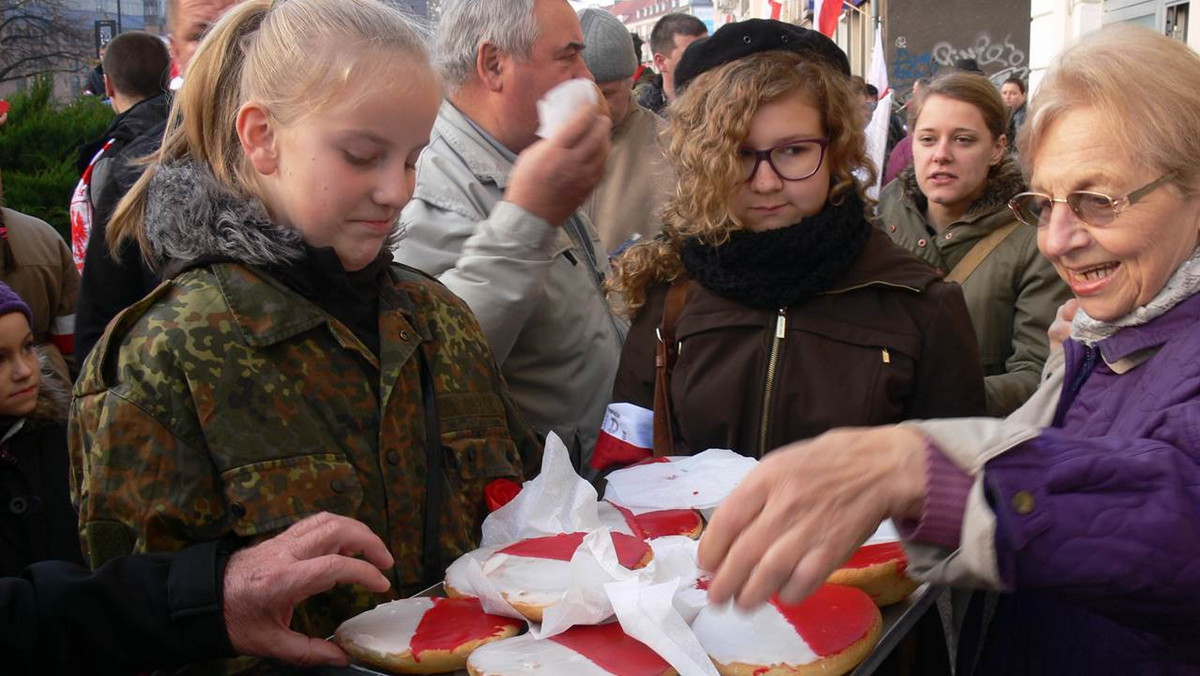 Tradycyjnie już, 11 listopada, ulicami Gdańska przejdzie Parada Niepodległości. W tym roku motywem przewodnim jest Orzeł Biały. Do świętowania przyłączają się też restauracje, które przygotowują specjalne, narodowe menu.