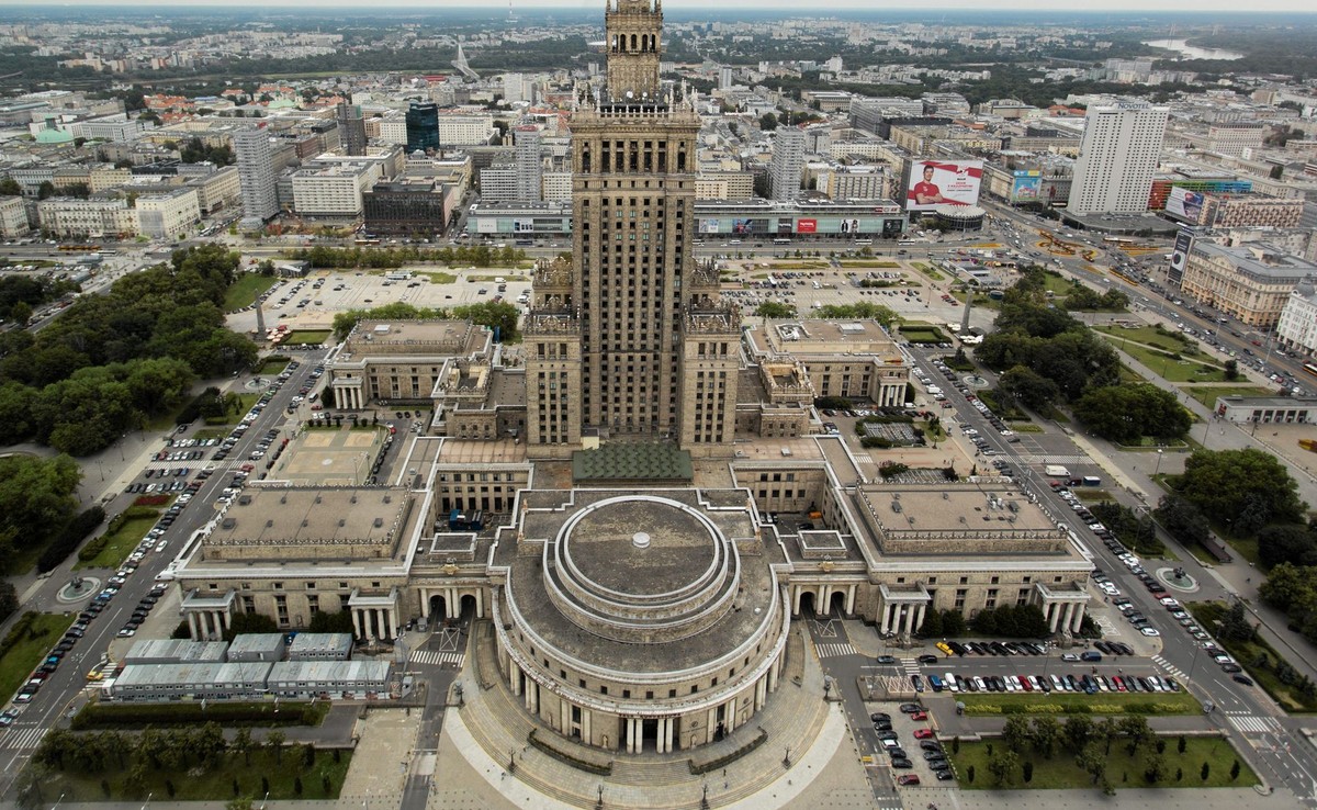 Przedwojenny adres Chmielna 70 to obecnie trawnik oraz parking na południe od Sali Kongresowej