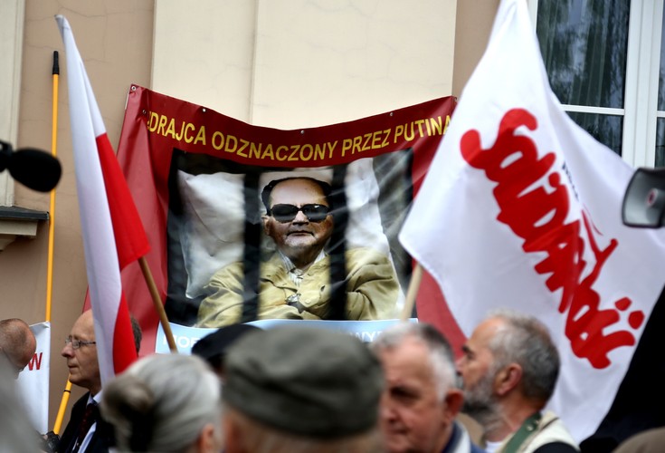 Protesty w czasie mszy pogrzebowej za generała Wojciecha Jaruzelskiego