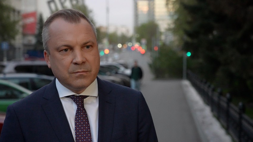 Jevgenij Popov, ruski poslanik, kaže da su tenkovi potrebniji na bojištu nego na Crvenom trgu | Foto: BBC