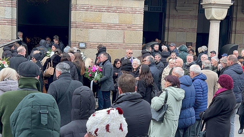 Bule Goncić se ne odvaja od žene i ćerke