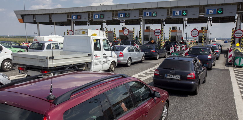 Pijany kierowca chciał staranować bramki na A4