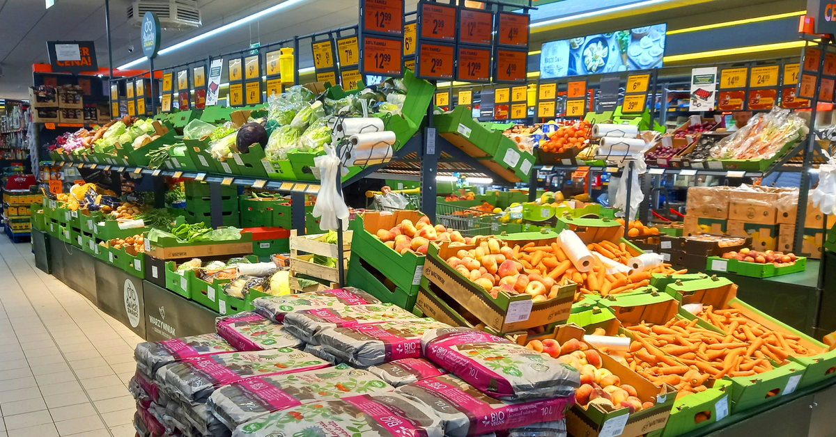W sklepach pojawiły się flagi kraju pochodzenia na owocach i warzywach. Wcześniej za nieprawidłowości ukarano m.in. jedną z największych sieci handlowych