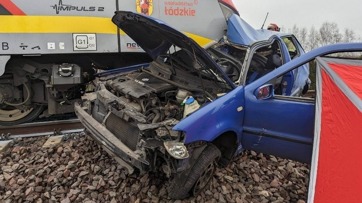 Tragedia w Ozorkowie. Volkswagen wjechał wprost pod pociąg [ZDJĘCIA]