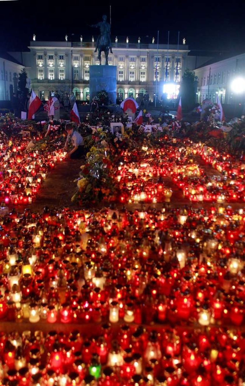 żałoba, katastrofa, śmierć prezydenta, Lech Kaczyński, znicze, pałac prezydencki