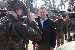 Mariusz Błaszczak podczas inauguracji projektu szesnastodniowych szkoleń dla cywilów „Trenuj jak żołnierz w siedzibie 1. Warszawskiej Brygady Pancernej.