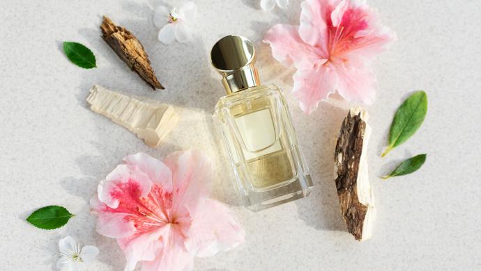12 kobiecych perfum na wiosnę. Te zapachy kuszą ceną i poprawiają humor!