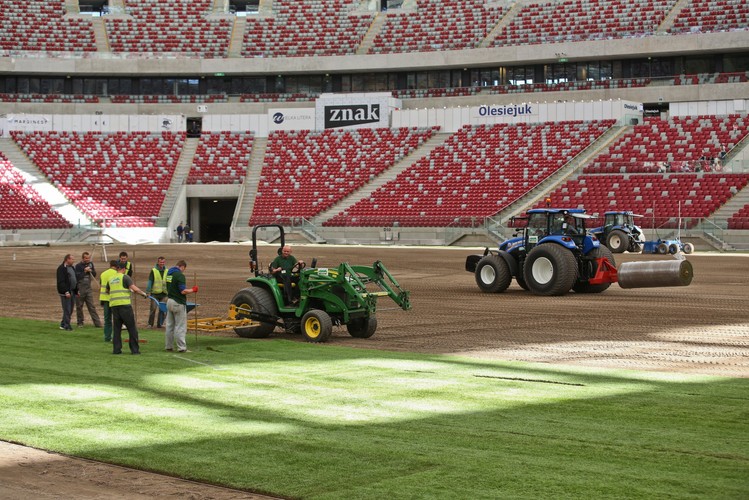 Układają trawę na Stadionie Narodowym. Czy znów grozi nam kompromitacja na oczach świata?