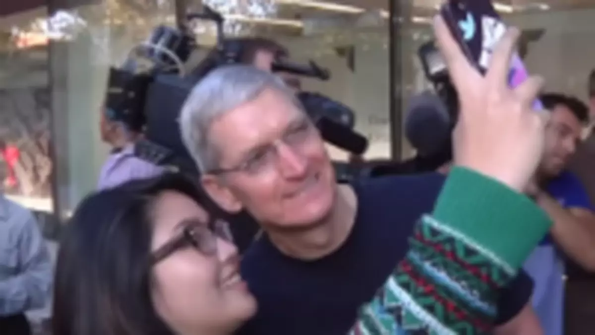 Tim Cook przed sklepem w kolejce po iPhone'a