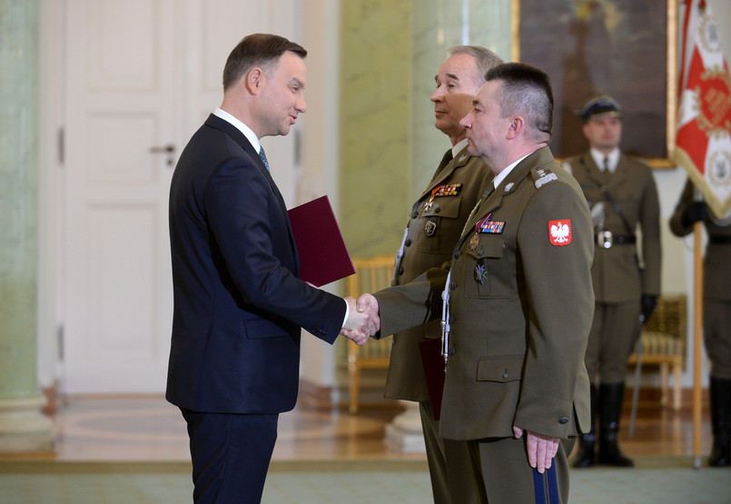 Prezydent Andrzej Duda (L) wręczył nominację na szefa Sztabu Generalnego WP gen. broni Leszkowi Surawskiemu (P) w Pałacu Prezydenckim. Gen. Surawski zastąpi generała Mieczysława Gocuła (2P), który odchodzi na emeryturę