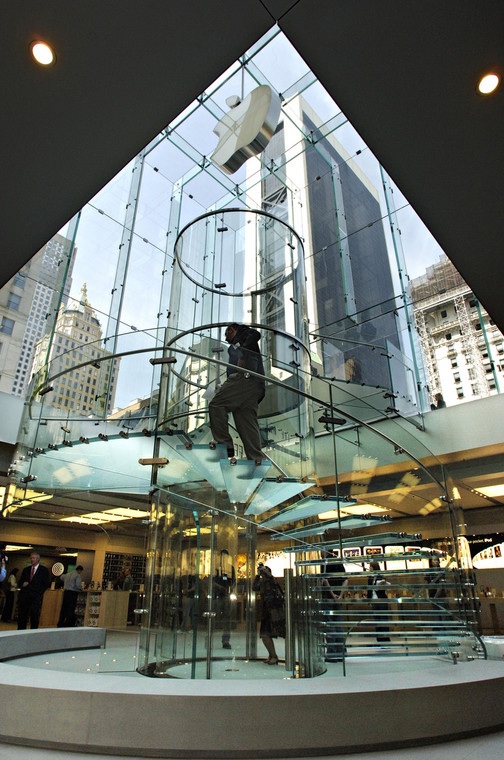 Designerski sklep Apple Store przy słynnej Piątek Alei (5th Avenue) w Nowym Jorku wewnątrz.