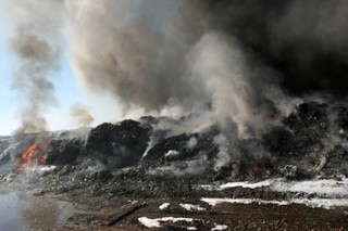 Pożar hałdy śmieci w Dąbrówce Wielkopolskiej: Zarządzono ewakuację mieszkańców