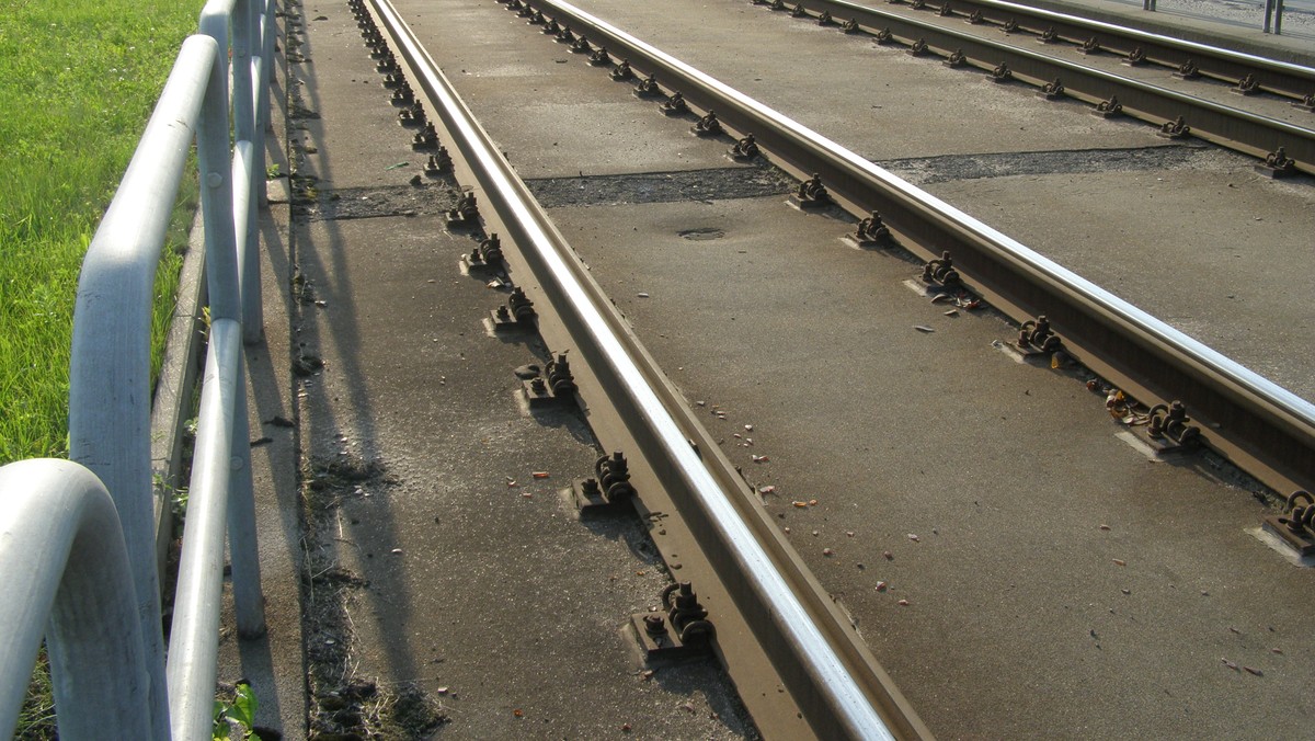 Nietypowy incydent w centrum Krakowa. Przez kilkanaście minut czarnoskóry mężczyzna blokował ruch tramwajowy na ulicy Basztowej, siedząc na torach.