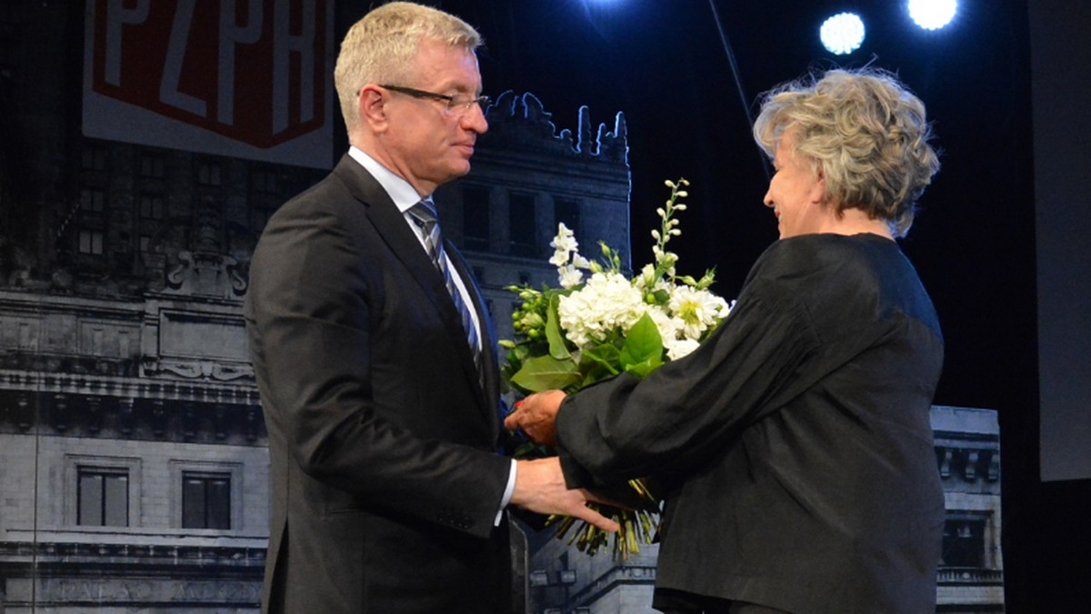 W poniedziałek na dziedzińcu Urzędu Miasta Poznania odbył się pierwszy z cyklu spektakli teatrów Krystyny Jandy. Zaprezentowano "Białą bluzkę", gdzie w roli głównej mieszkańcy zobaczyli samą Jandę. Podczas konferencji prasowej z Jackiem Jaśkowiakiem, aktorka odniosła się do kontrowersji, jakie wzbudził przyjazd jej teatrów do Poznania. Jednak największą burzę wywołały słowa Jacka Jaśkowiaka.