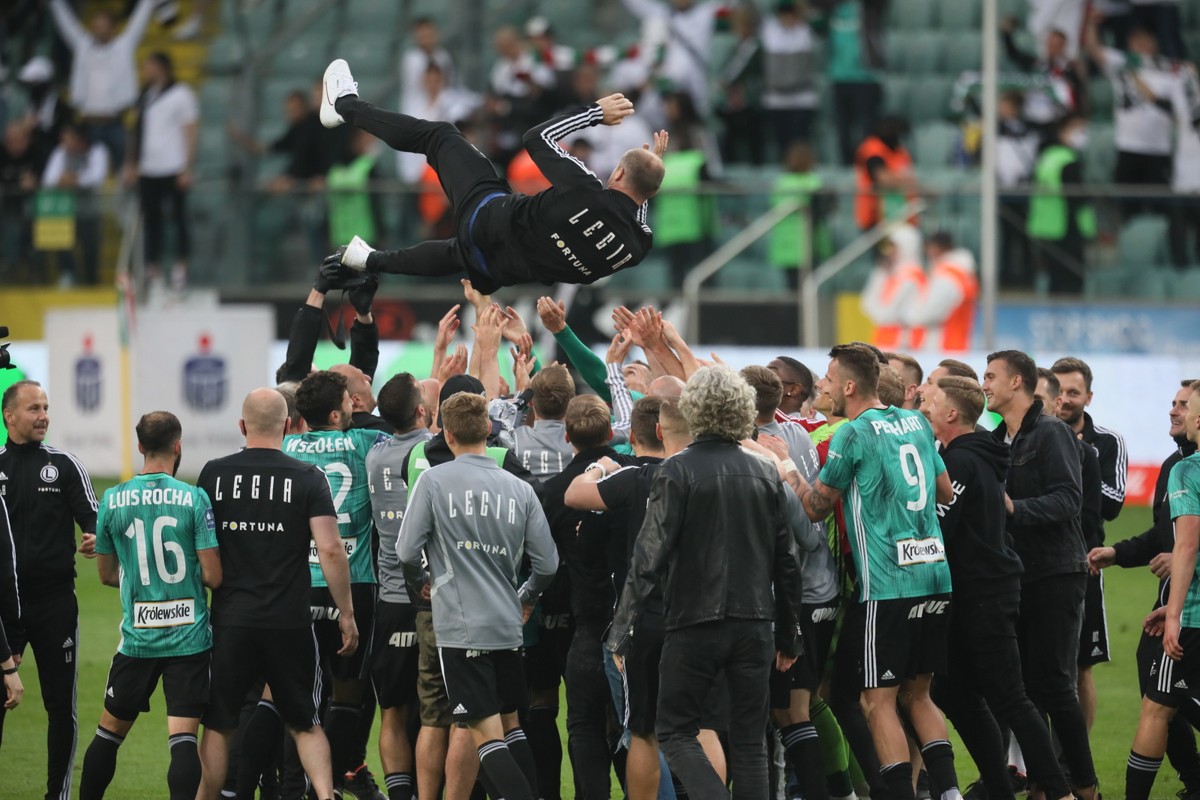Feta drużyny Legii Warszawa po wygranym meczu grupy mistrzowskiej piłkarskiej Ekstraklasy z Cracovią 2:0