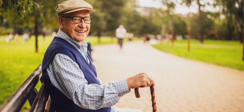 Ci seniorzy nie muszą płacić ani 140 zł, ani nawet 70 zł. Dla nich ta usługa jest za darmo