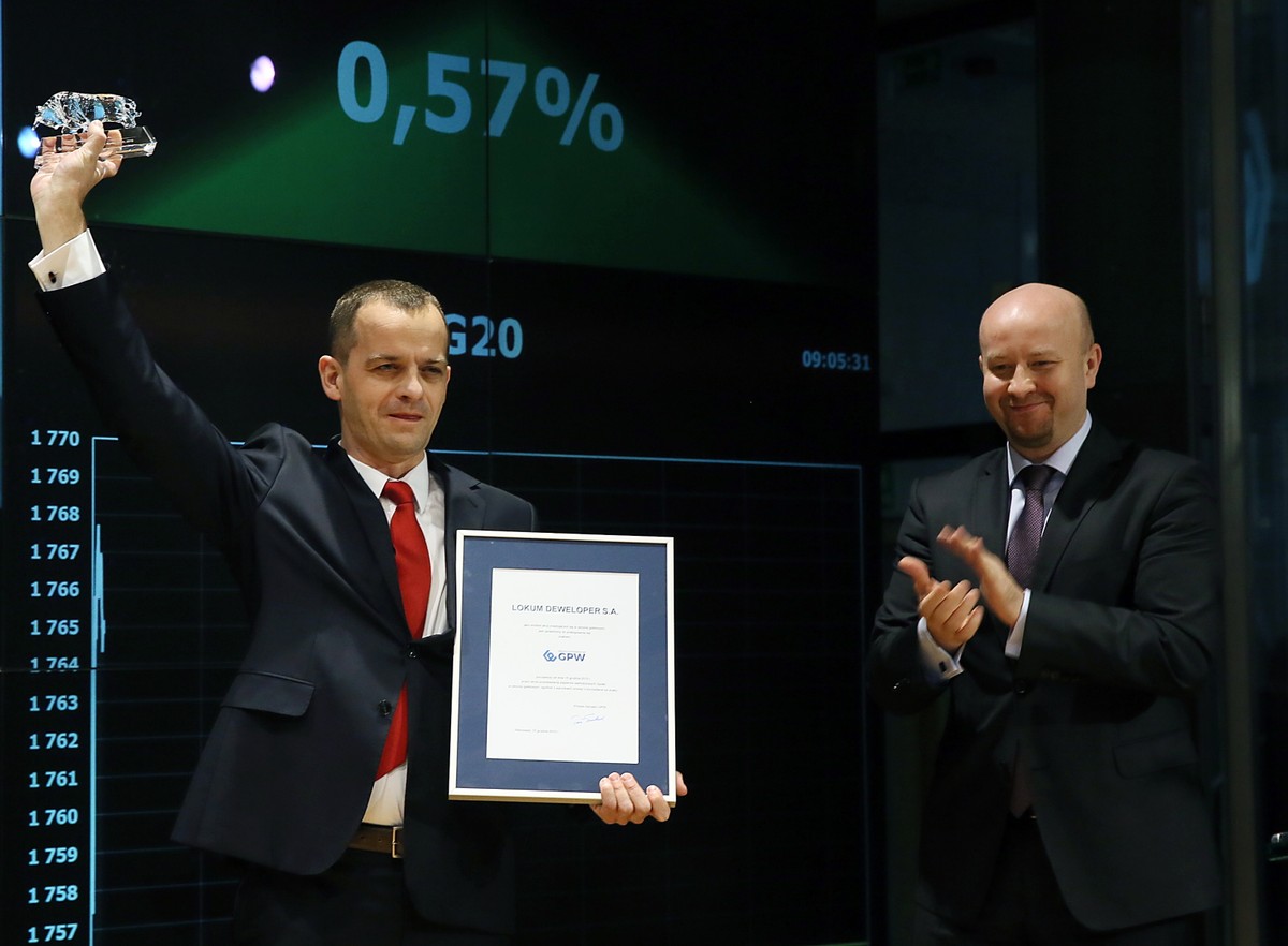 Prezes zarządu Lokum Deweloper SA Bartosz Kuźniar (L), podczas debiutu spółki Lokum Deweloper SA na Rynku Głównym warszawskiej Giełdy Papierów Wartościowych, 15 bm. Z prawej wiceprezes GPW Karol Półtorak. (mr) PAP/Tomasz Gzell