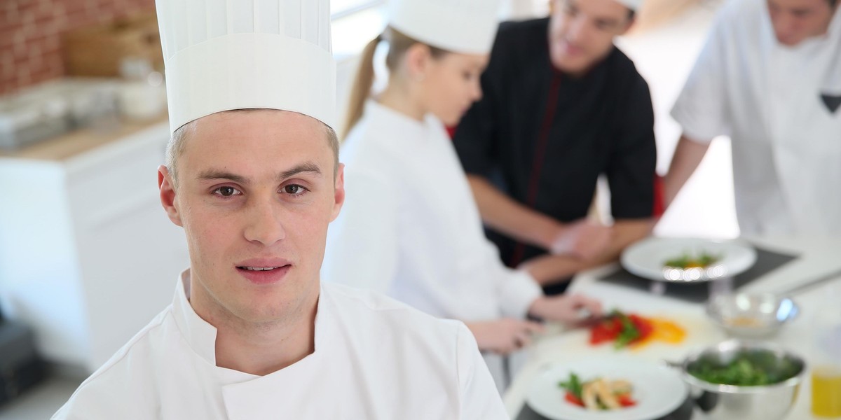 Uczeń w szkole gastronomicznej