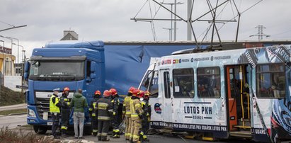 Zderzenie tramwaju z ciężarówką w Gdańsku. Ranna motornicza