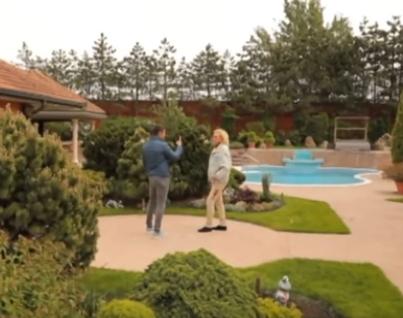 Dvorište Lepe Brene