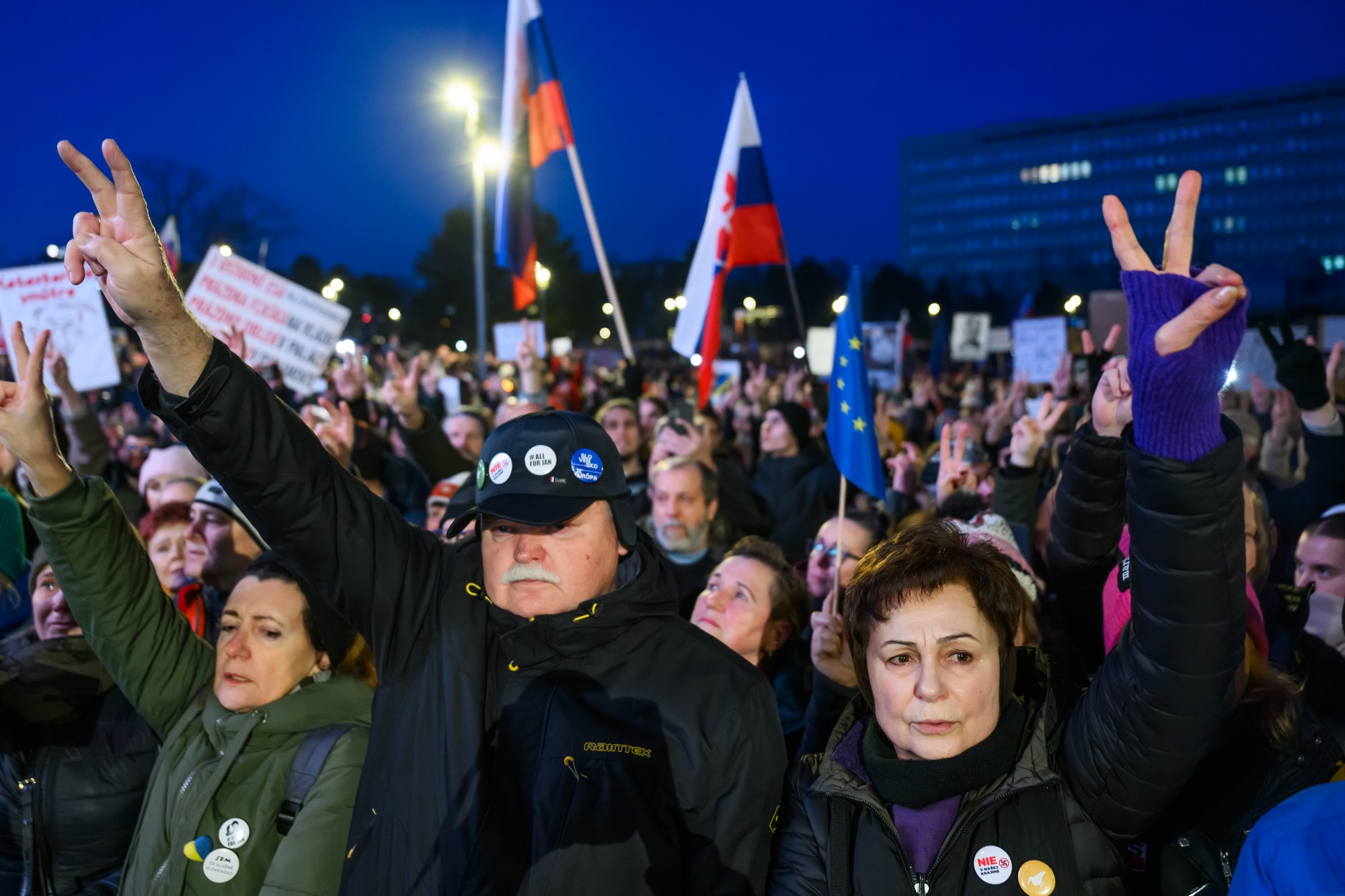Na snímke demonštranti počas protivládneho zhromaždenia Slovensko je Európa na Námestí Slobody v Bratislave 24. januára 2025.