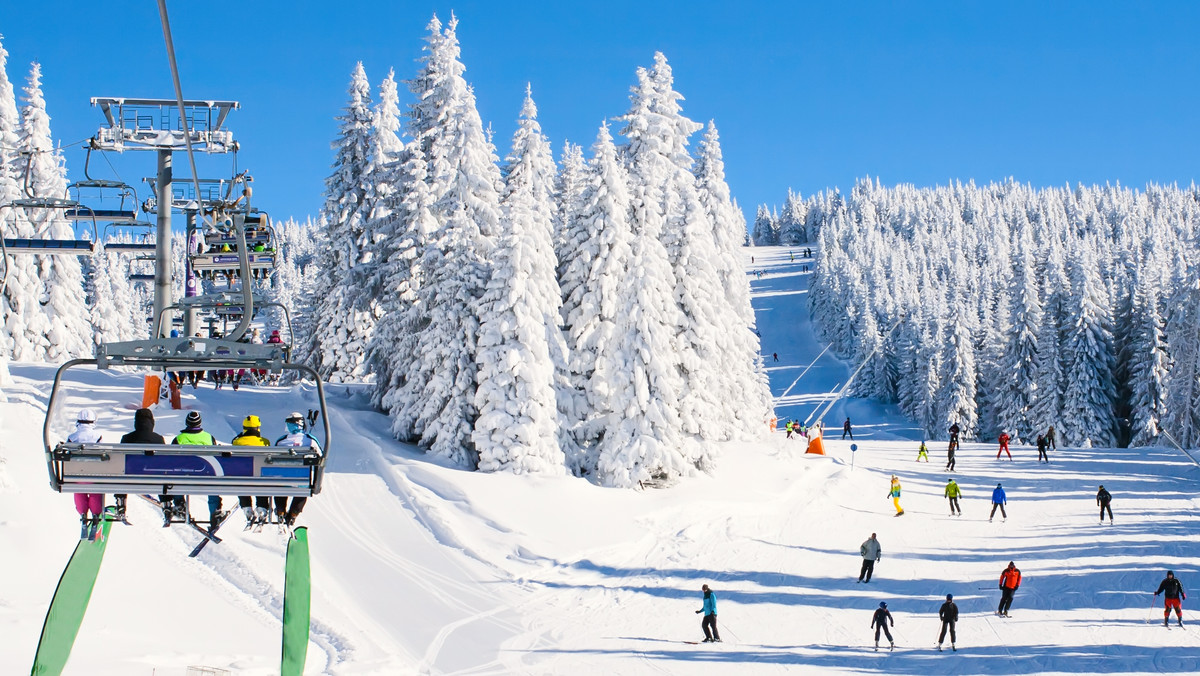 Ferie zimowe 2021. Chyrowa-Ski zaprasza gości do. kapliczki obok stoku