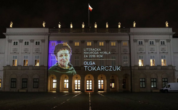 Specjalna iluminacja na Pałacu Prezydenckim z wizerunkiem Olgi Tokarczuk. Zobacz WIDEO