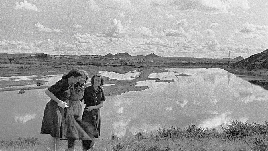 Workuta, 1955–56. Wanda Cejko, Barbara Dudycz i Anna Szyszko nad rzeką Workutą, w tle hałdy kopalni