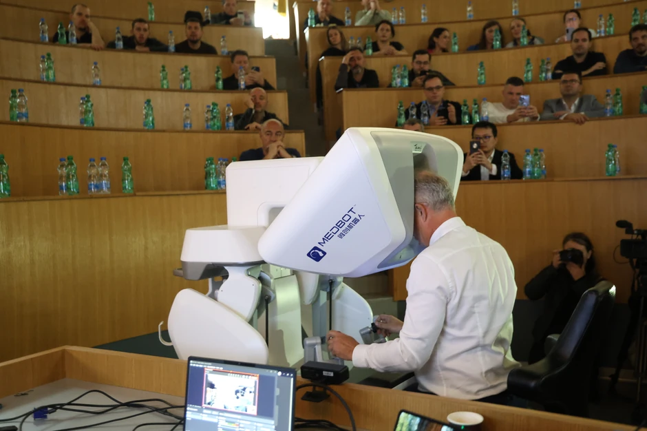 Dok je rukovodio robotom, profesor Motri je objašnjavao svaki korak tokom intervencije