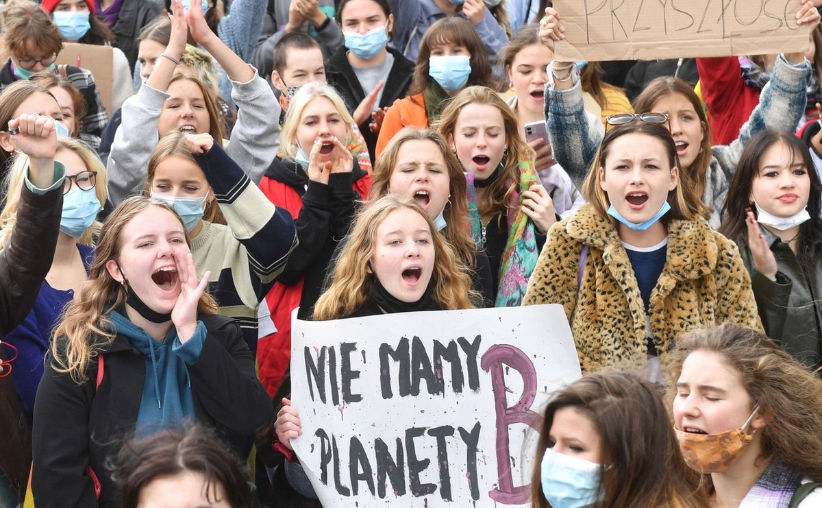 Uczestnicy marszu Młodzieżowego Strajku Klimatycznego w Warszawie
