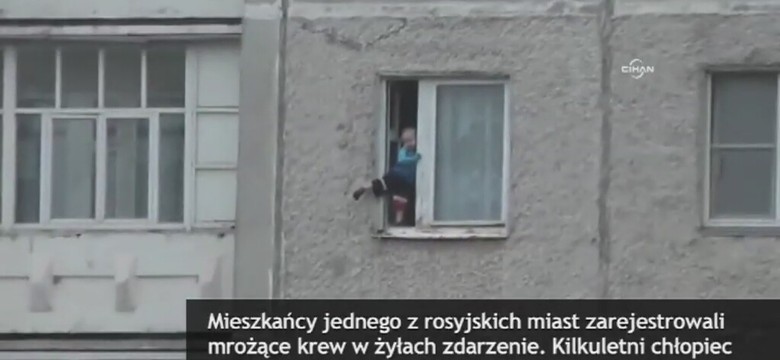 Mrożące krew w żyłach sceny z Rosji. Kilkulatek balansował w oknie na 8 piętrze. WIDEO