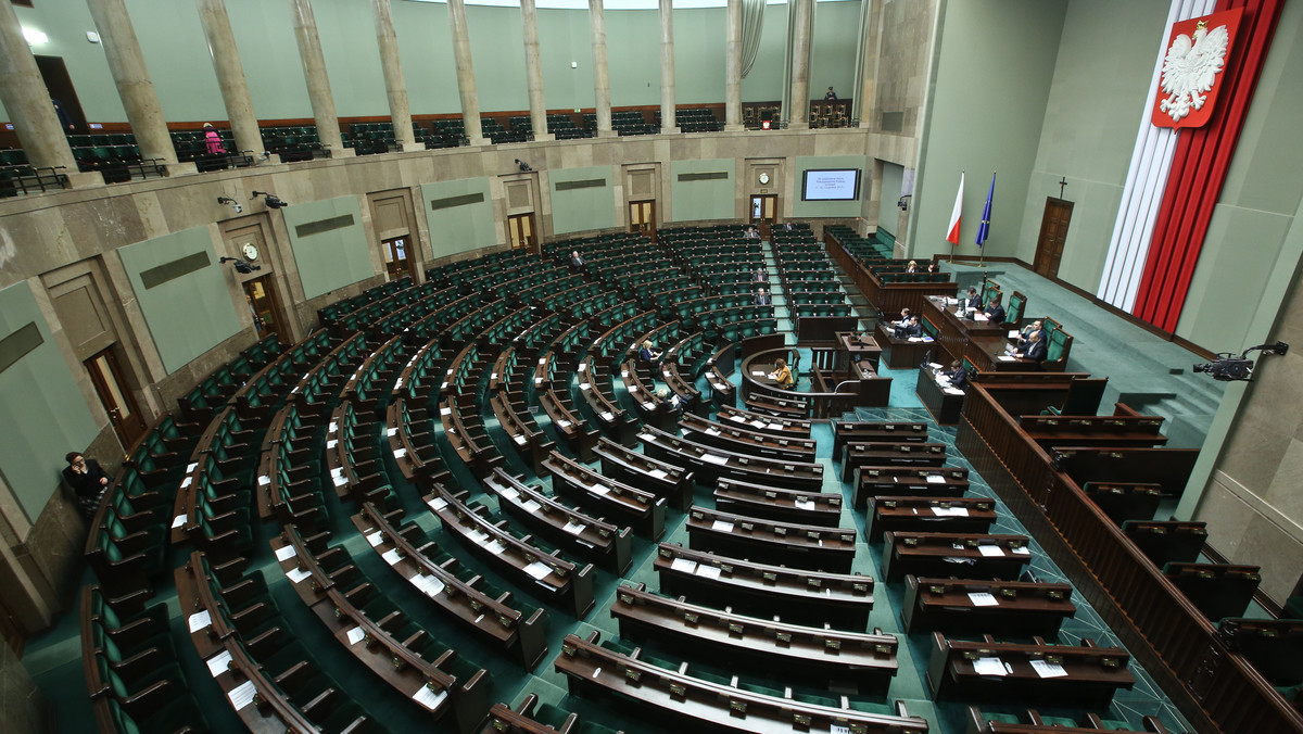 Sejm upamiętnił w piątek 32. rocznicę wprowadzenia stanu wojennego. Doświadczenia tamtych dni niech będą historyczną lekcją, iż przemocą nie da się ograniczyć praw i wolności obywatelskich, ani rozwiązać podstawowych problemów państwa - zaznaczono w uchwale.