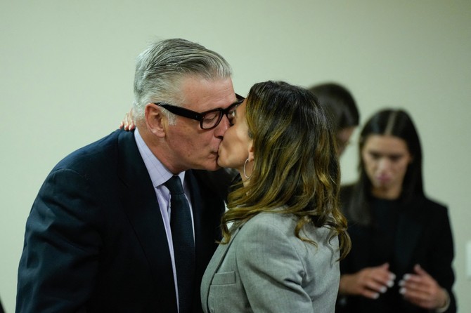 Poljubac Hilarije i Aleka Boldvina u sudnici nakon što je glumac oslobođen