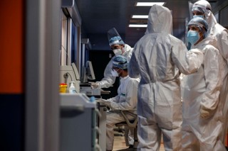 Ekspert: Uwierzyliśmy, że szczepionki stanowią rozwiązanie problemu. Są niezbędne, ale niewystarczające [ROZMOWA]