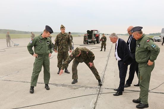 Zdjęcia z wizyty marszałka Stanisława Karczewskiego na lotnisku w Nowym Mieście