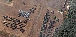 Niepokojące zdjęcia satelitarne przy granicy białorusko-ukraińskiej. Wykryto ponad 100 pojazdów wojskowych!