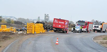 Ciężarówka wypadła z drogi i dachowała. Towar przygniótł kierowcę