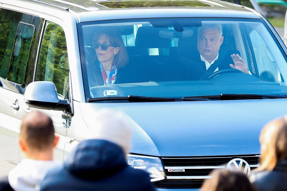 Mađarski premijer Viktor Orban dolazi na glasačko mesto u Budimpešti | Foto: Reuters