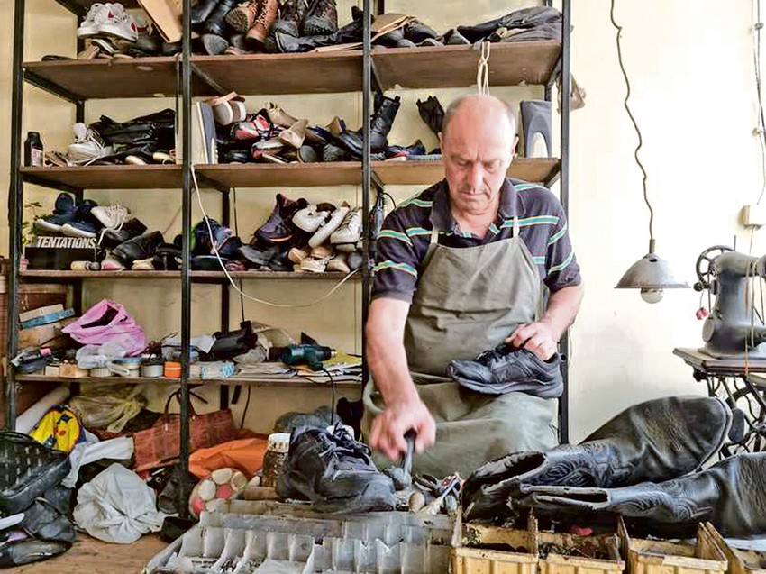 U obućarskoj radnji "Taratumba" skoro se ništa nije promenilo posle smrti Srđanovog oca. Na rafovima pretrpana obuća. Neka čeka svoje vlasnike, druga popravku