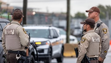 AI uznało paczkę chipsów za pistolet. Uzbrojeni policjanci skuli 16-latka przed szkołą [WIDEO]