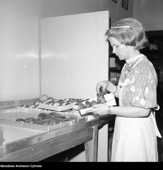 Pracownicy przygotowujący pączki w cukierni Blikle w Warszawie - 1978 rok - Narodowe Archiwum Cyfrowe