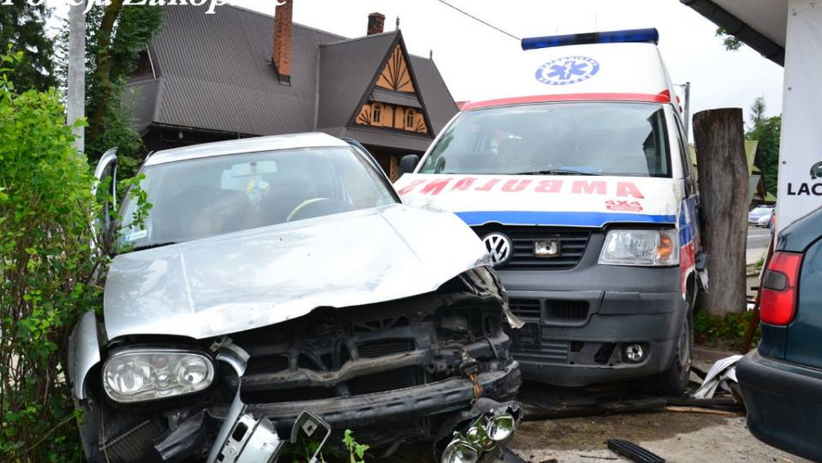 Młoda kobieta nie usłyszała sygnału karetki i zajechała drogę pojazdowi pogotowiu ratunkowemu. Trafiła do szpitala. Do poważnego wypadku doszło w Bukowinie Tatrzańskiej. Do potrąconego rowerzysty jechała na sygnale karetka pogotowia. Podtatrzańscy policjanci apelują do kierowców o rozwagę.