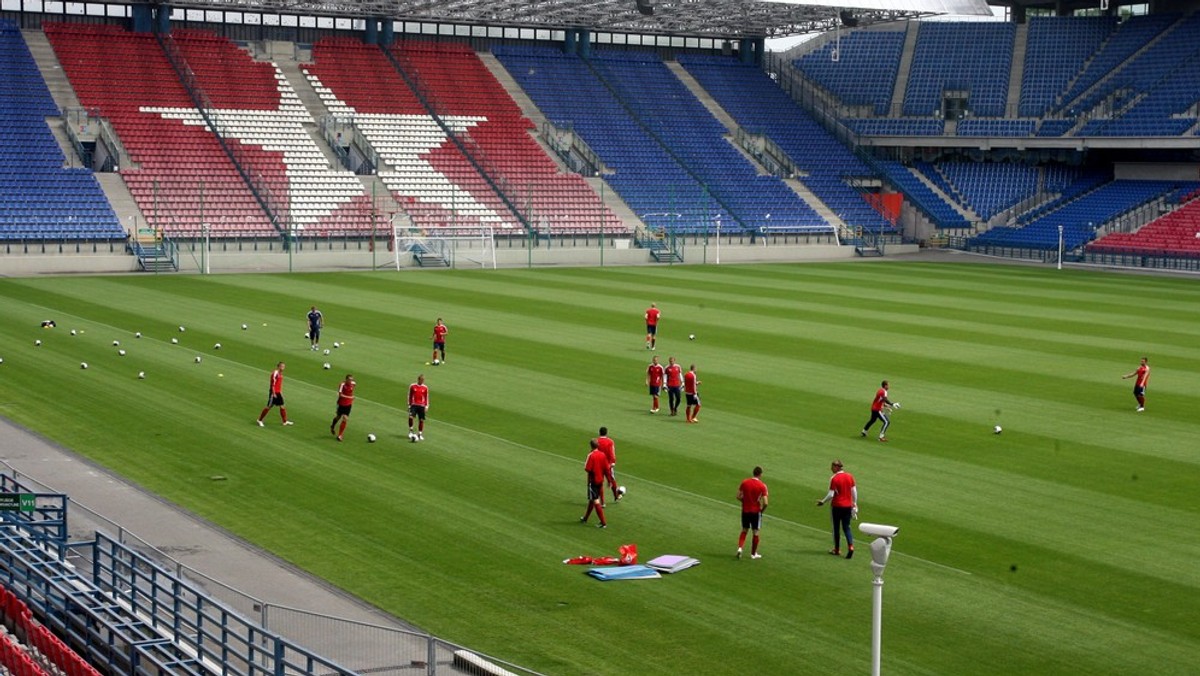 Władze miasta wybudowały stadion przy ulicy Reymonta za około 600 milionów złotych. Magistrat musi jednak dopłacać do jego utrzymania. Rocznie to kwota 700 tysięcy złotych rocznie. Dodatkowo klub piłkarski zalega z opłatami za dzierżawę obiektu. Urzędnikom jednak po czterech latach od przejęcia opieki nad stadionem udało się stworzyć cennik jego wynajmu.