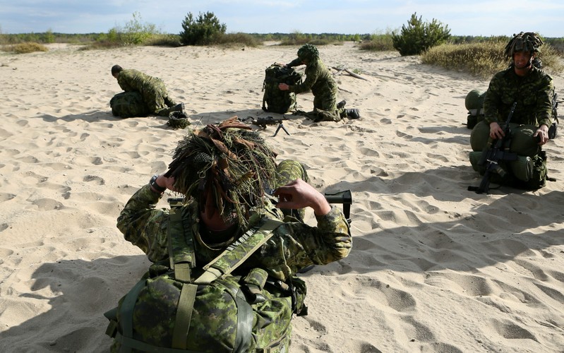 Chechło (woj. małopolskie), 05.05.2014. Żołnierze kanadyjscy na Pustyni Błędowskiej. (6)