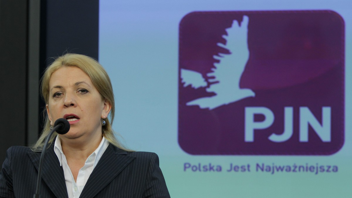 Klub Polska Jest Najważniejsza przygotował projekt noweli ustawy o bezpieczeństwie imprez masowych, który wzmacnia prewencyjne uprawnienia organów wydających pozwolenia na mecze. Burdy stadionowe nie mogą stać się marką Polski - powiedziała w poniedziałek Elżbieta Jakubiak (PJN).