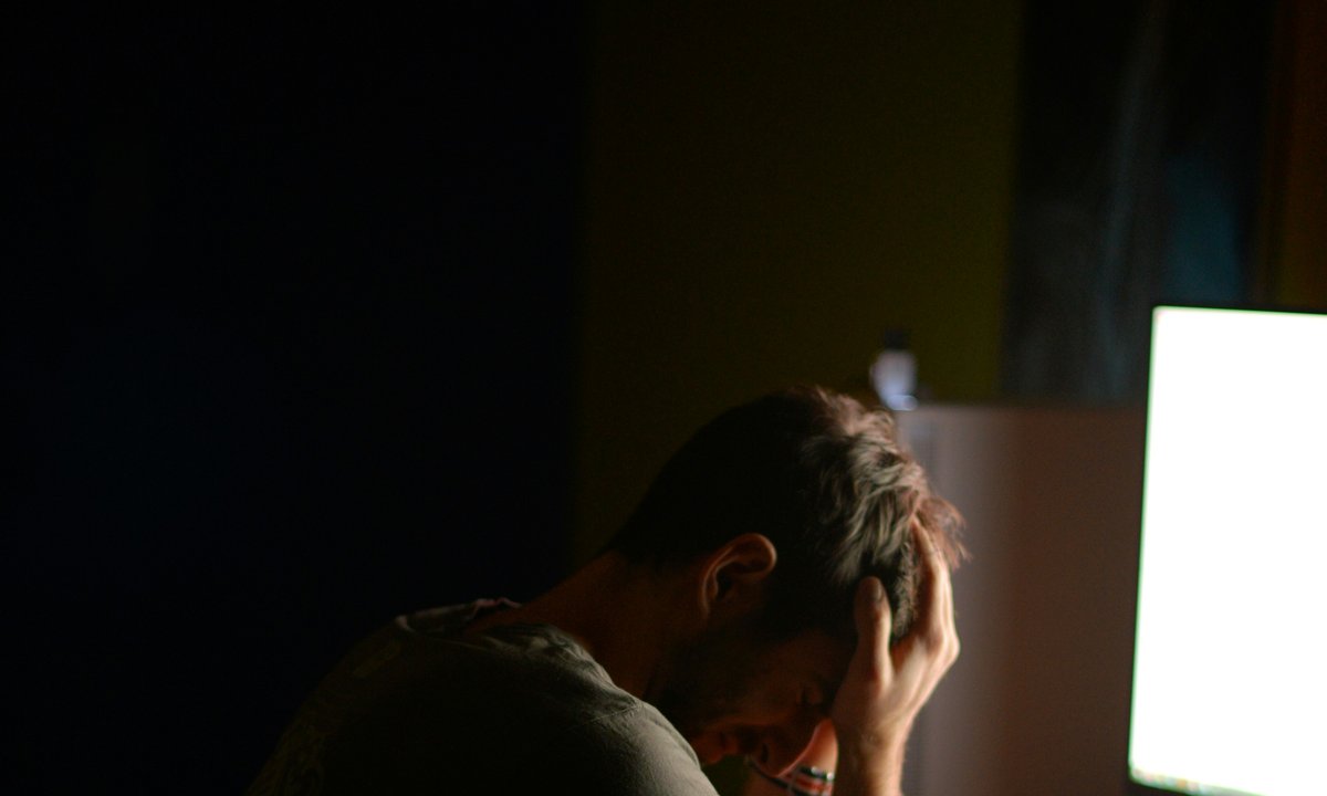 Doniesienia o kryzysach wywołują w nas stres informacyjny. Psycholożka mówi, jak sobie z nim radzić