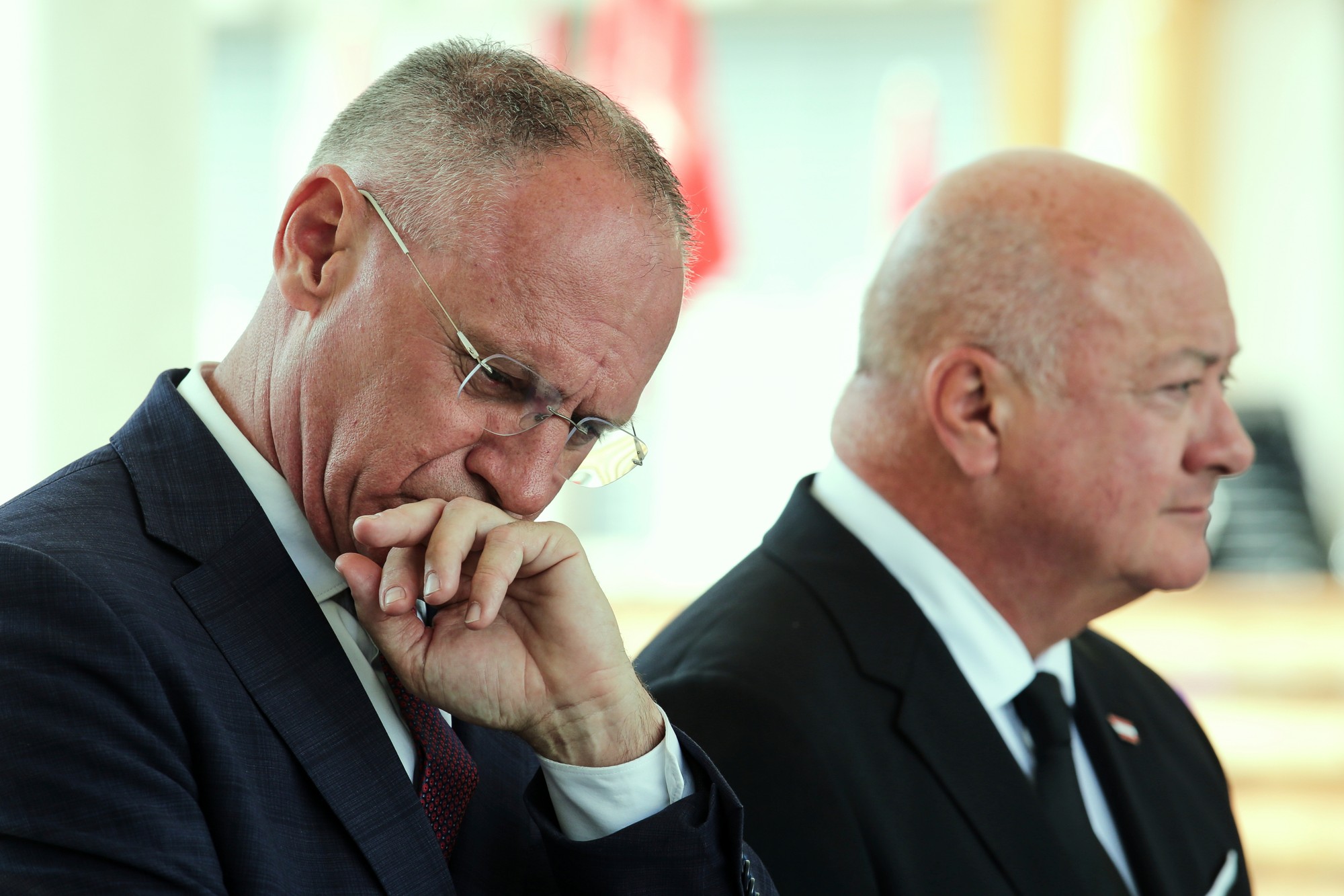 Na snímke minister vnútra Rakúska Gerhard Karner (vľavo) a rakúsky kancelár Christian Stocker.