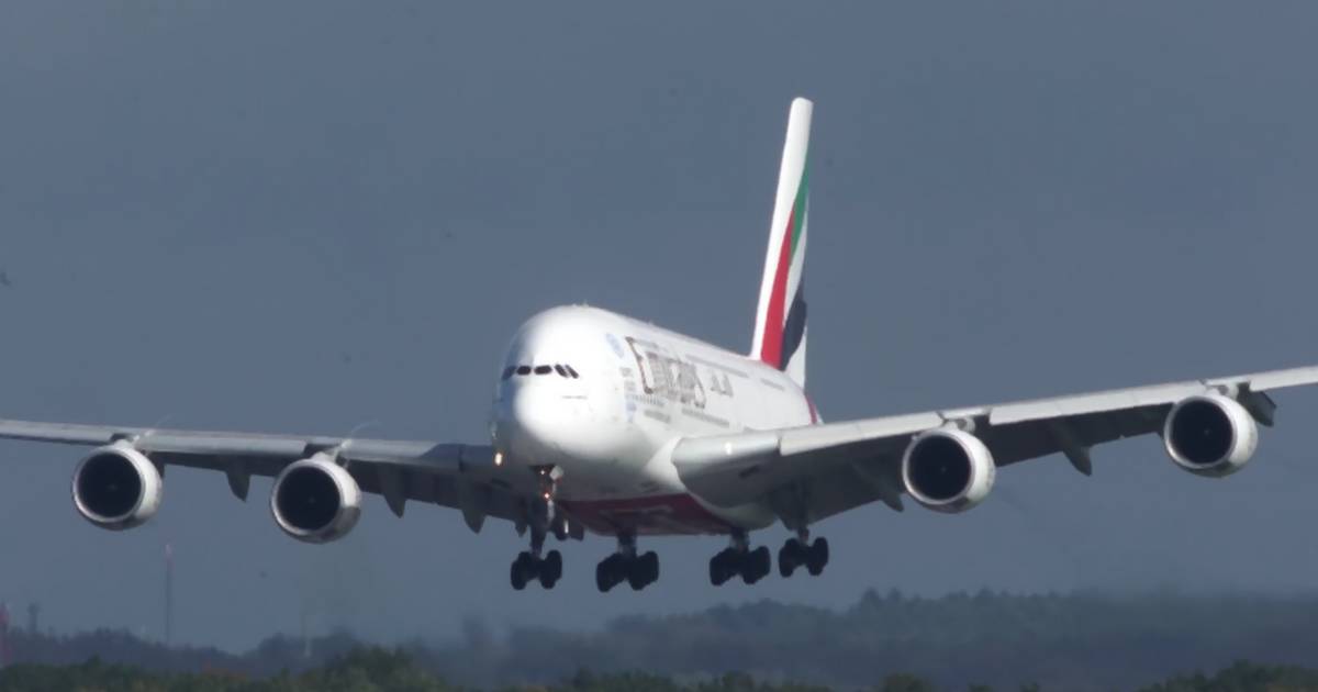 Airbus A380 Emirates ląduje podczas orkanu "Ksawery" w Düsseldorfie - Noizz
