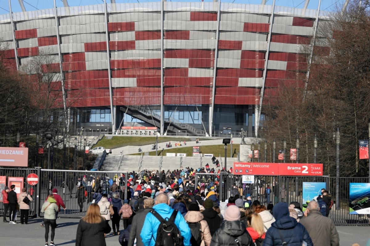 Kolejka uchodźców z Ukrainy pod Stadionem Narodowym. Zdjęcie z 19 marca